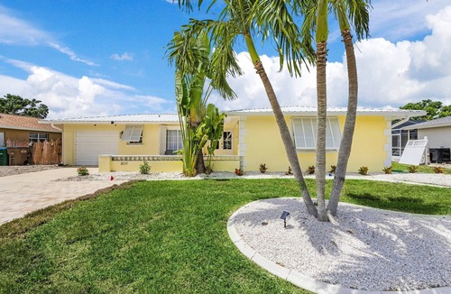 Yacht Club House | Updated Gulf access yacht club heated pool home!