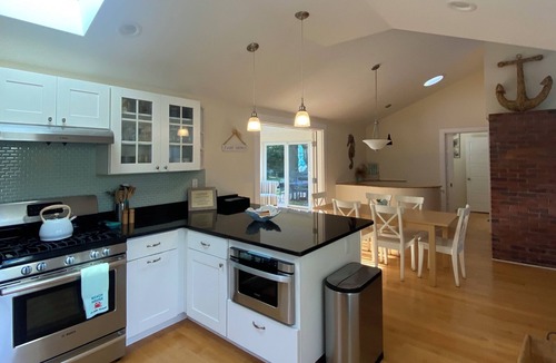 North Eastham House | UPDATED & IMMACULATE HOME! Walk to beach, a/c, WiFi, fire pit!