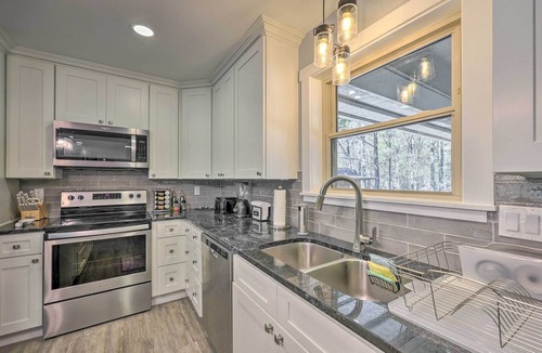 Royal Cottage | Updated Royal Retreat on 5 Acres: 'hidden Creek'