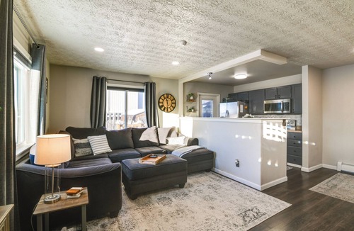 Bayshore - Klatt Apartment | Updated Townhome: Near Airport & Shopping!