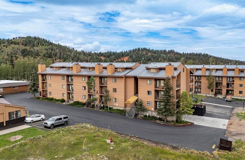 Brian Head Condo | Upgraded Brian Head Timberbrook Condo close to ski slopes sleeps 4