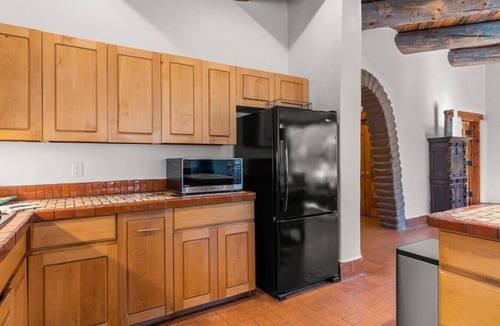 Northeast Santa Fe House | Upscale Home In North Hills