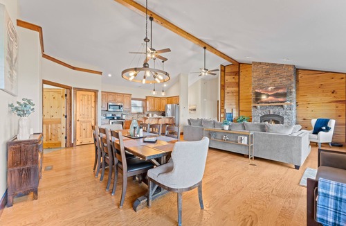 Arrow Point Cabin | Upscale Lakefront Table Rock Cabin with nearby Launch