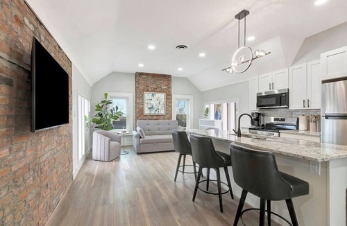 East Walnut HIlls Apartment | Victorian Haven on the Hill - Top 2 Floors