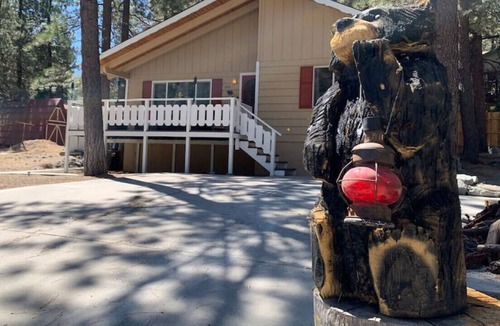 Wrightwood Cabin | VTD · Firepit/Fireplace/King bed/fenced/VillageTrail Den