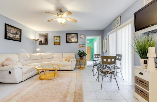 Groton Apartment | Walk to Eastern Point Beach: Apt w/Water View!