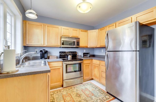 Groton Apartment | Walk to Eastern Point Beach: Apt w/Water View!
