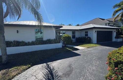 Royal Harbor House | Walk to Old Naples! 3-bedroom 3-bathroom in Royal Harbor, Naples