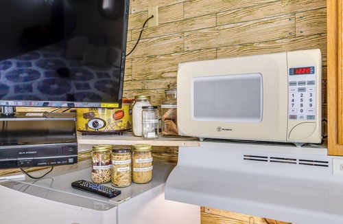 Delphi Apartment | Walkable & Convenient Main Street Studio in Delphi