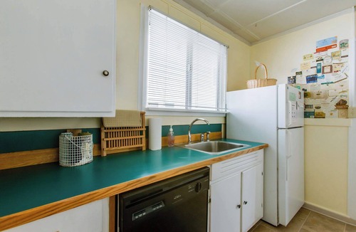 Seaside House | Walkable cottage with sun porch, full kitchen - near beach & town
