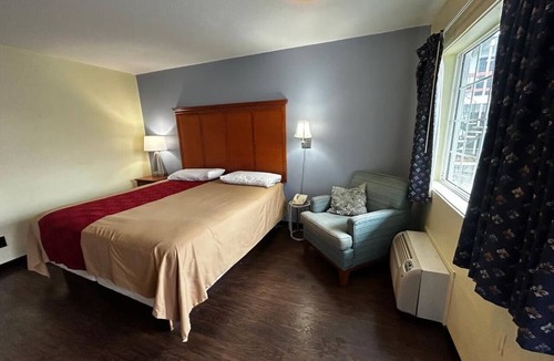 Longview Hotel | Warm, Inviting Room Perfect for Weekend Getaways Near Downtown Longview