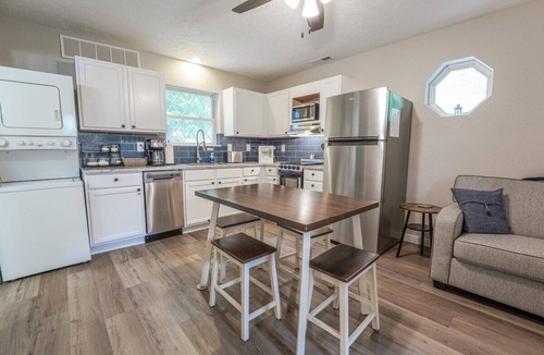 Indian Point Cottage | Water's Edge Cottage - On the water! 5 mins to SDC