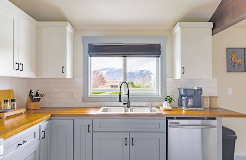 Cathlamet House | Waterfront Haven w/Stunning Views & Guided Fishing Trips - Puget Island Escape
