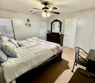 Trailwood House | West PHX Cozy king suit with private bathroom Inside a house