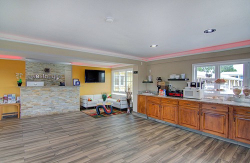 Clinton Hotel | Westbridge Inn and Suites