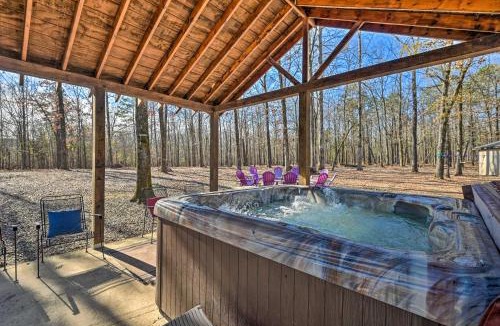 Broken Bow House | 'Whispering Oaks' Broken Bow Cottage Near Hiking!