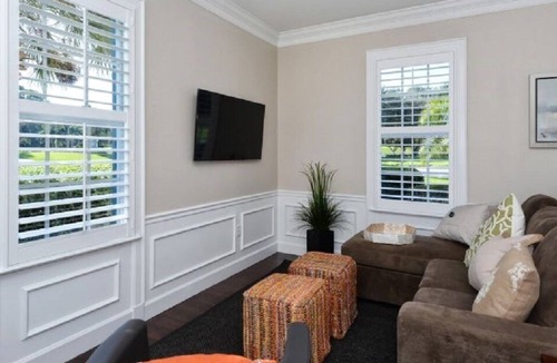Osprey Village Apartment | Windsor Lodge Unit 10, studio, close to beaches, pool