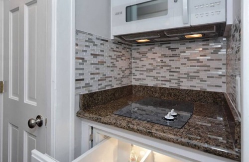Osprey Village Apartment | Windsor Lodge Unit 10, Studio, close to the beaches, pool access