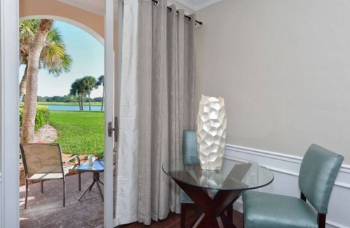 Osprey Village Apartment | Windsor Lodge Unit 10, Studio, close to the beaches, pool access