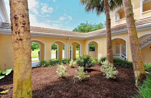 Osprey Apartment | Windsor Lodge Unit 15, studio, close to the beaches, pool access
