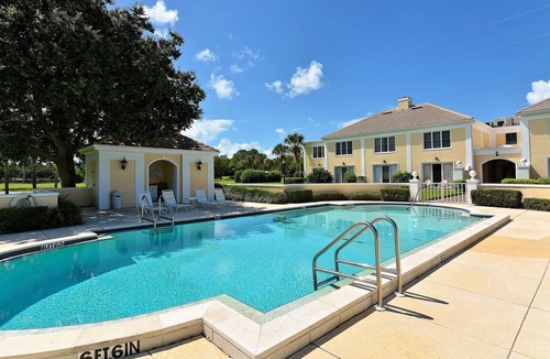 Osprey Apartment | Windsor Lodge Unit 15, studio, close to the beaches, pool access