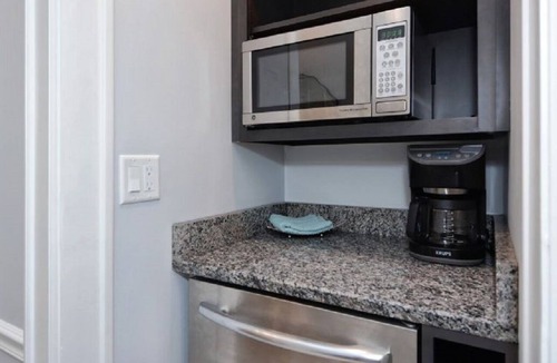 Osprey Apartment | Windsor Lodge Unit 3, studio, close to the beaches, pool access