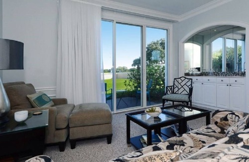 Osprey Apartment | Windsor Lodge Unit 3, studio, close to the beaches, pool access
