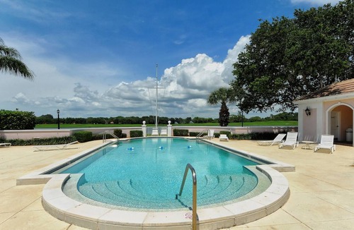 Osprey Apartment | Windsor Lodge Unit 3, studio, close to the beaches, pool access