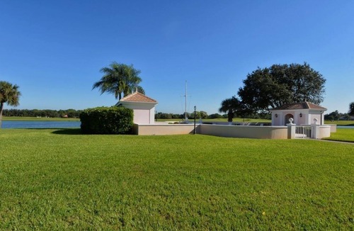 Osprey Apartment | Windsor Lodge Unit 3, studio, close to the beaches, pool access