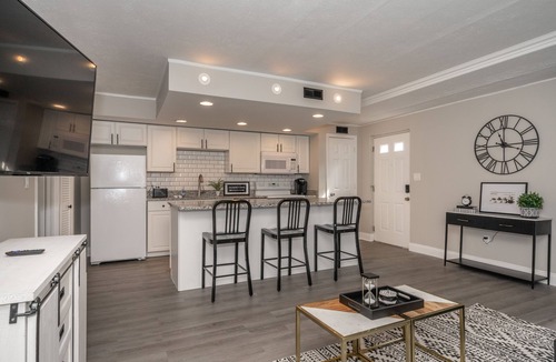 East Price Hill Condo | ⚪️ Without Color ⚫️ | Stylish Hilltop | Min to Downtown