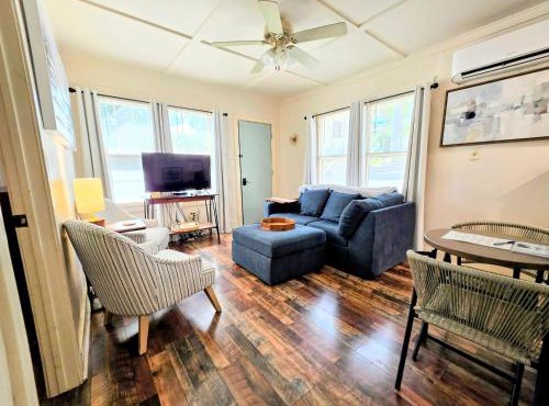 #05 - Lakefront Two Bedroom Cottage- Pet Friendly