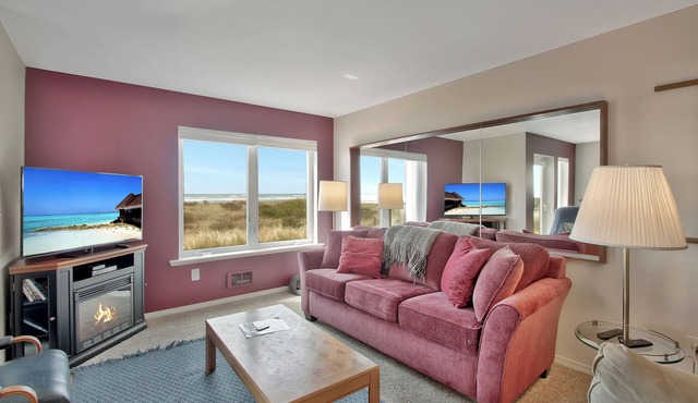 112 - Oceanfront Ground floor, hear the Ocean roar