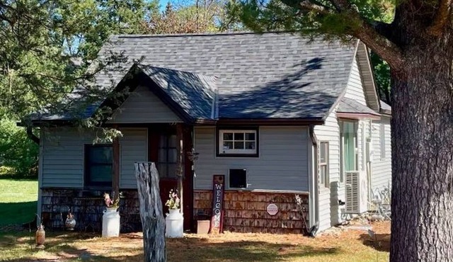 2-bedroom cottage/pet friendly/walk to beach/near Afton Alps/hike bike trails