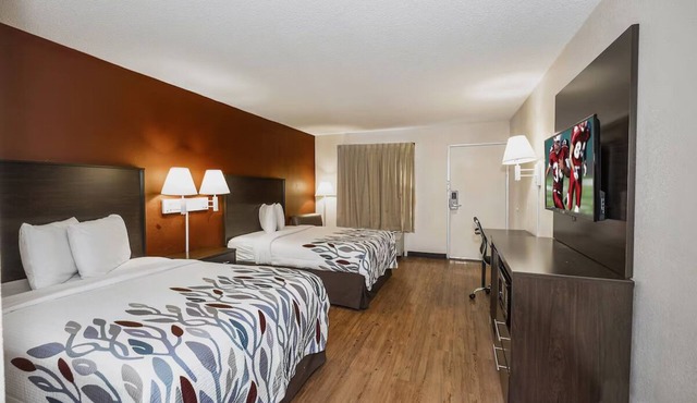 2 Scenic Rooms Near Dogwood Hills Golf Club – Explore Nature & Play Golf Nearby