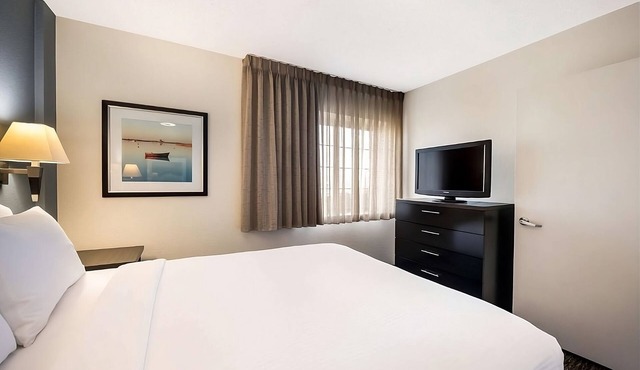 2 Spacious Good-Value Accommodations! Outdoor Pool, Pet-Friendly