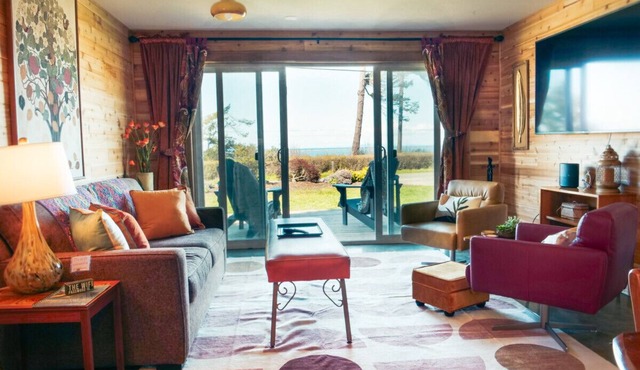 #2 travel room · 2-Hot tub-Water view-Full kitchen-beach-1 bedroom