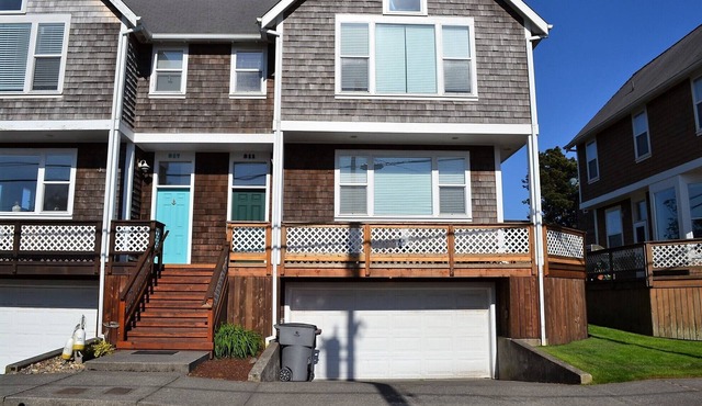 2Bed/2.5 Bath, Newly Re-modeled Townhouse, w/Fireplace, Close to Everything