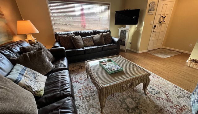 2BR/1Bath Charming Home Perfect for Small Families Close to Beach/Down Town