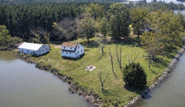 2BR Riverfront Retreat on 61 acres with 270 degrees of waterfront/private Pool in Cambridge