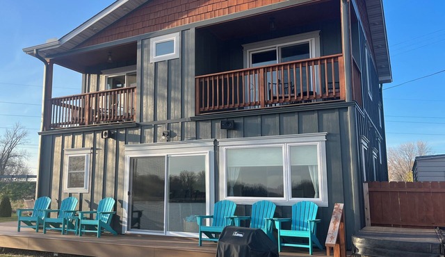 3 Bed Lake House with Balconies and HOT TUB