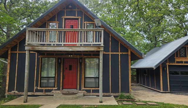 3-Bedroom private lake cabin with access to state park and boat ramp
