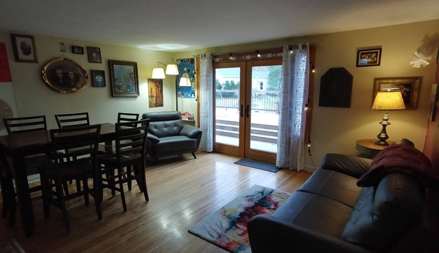 3-bedroom with AC, fenced yard on a leafy, peaceful dead-end for monthly stays