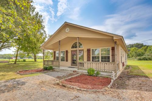 3 Mi to Arkansas River: Rural Family Home w/Yard