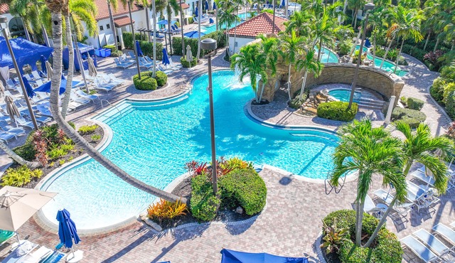 3 Pools, lazy river, walk to 5th ave restaurants!