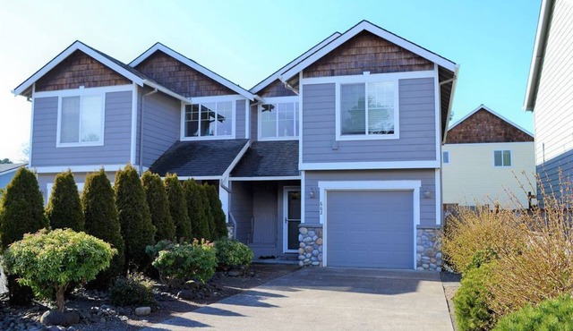 3BR/2Bath Upscale Duplex Close to Beach, Town, and Convention Center