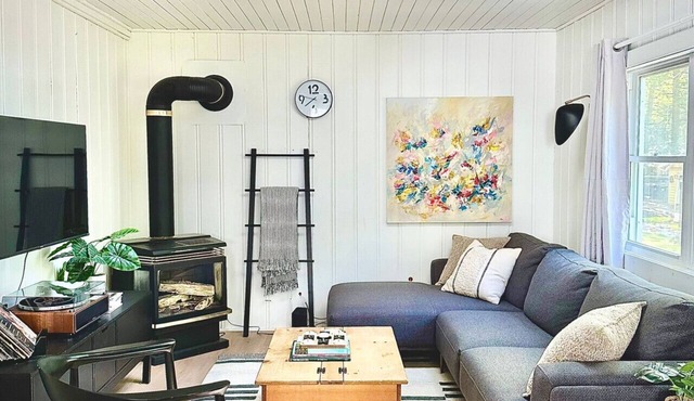 3BR Cottage w/Fire pit steps from Cawaja Beach in Tiny