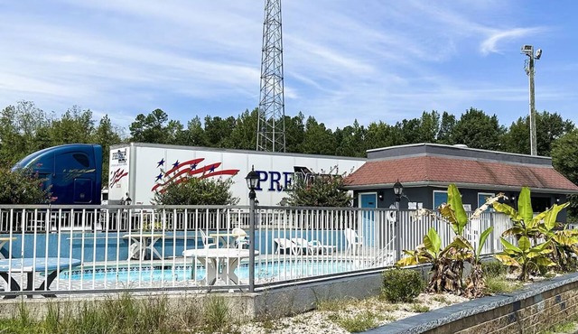 4 Affordable Rooms near I-77 in Ridgeway | Free Parking & Seasonal Outdoor Pool