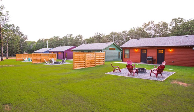 4 Cabin Retreat Sleeps 16 MAX with Hot Tubs and Firepit