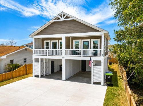 4-Min Walk to Carolina Beach | Pet-Friendly | Sleeps 9 | Free Parking