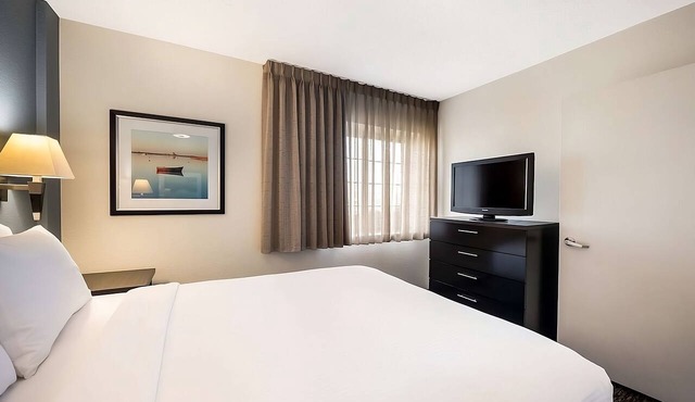 4 Spacious Rooms with Breakfast & Parking Near John Glenn Columbus Airport!
